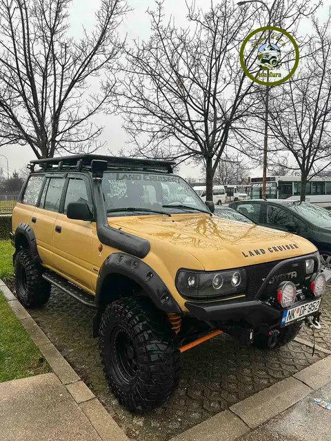 Bočni pogled na žuti terenac sa opremom na krovu