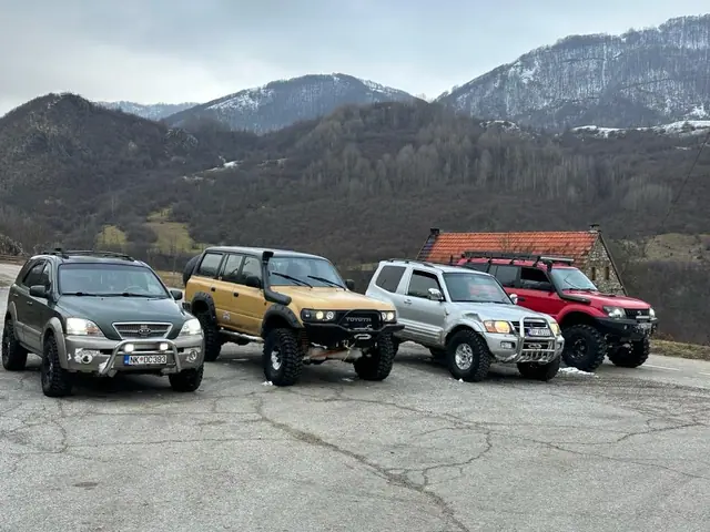 Četiri terenca parkirana ispred planinskog masiva