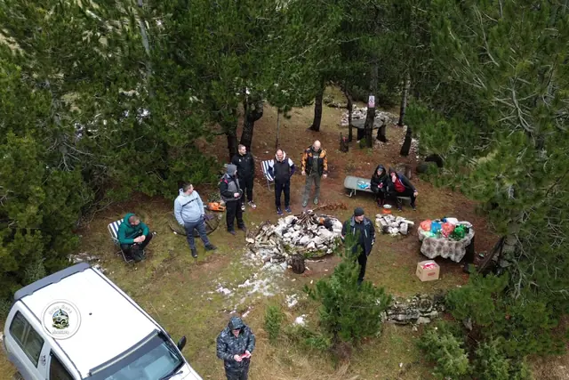 Druženje za stolom u hladovini šume, snimljeno iz vazduha