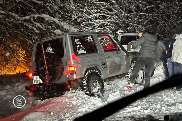 Ekipa pored terenca tokom noćne vožnje na Krnovu