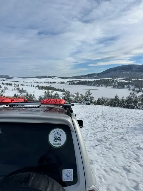 Krov terenca ispred snježne panorame Zlatibora