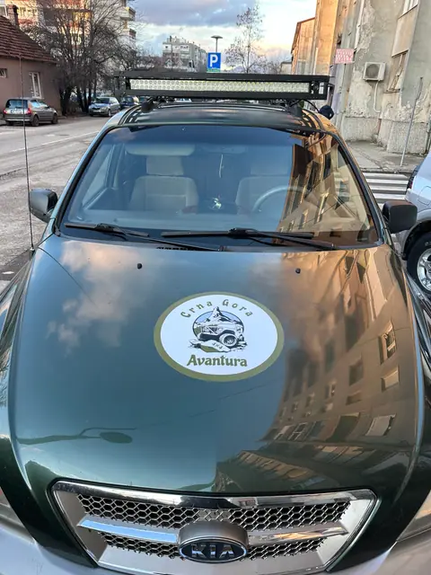 Poklopac motora i oznaka udruženja na terencu