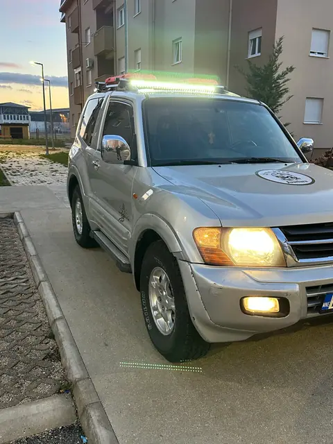 Prednji bočni pogled na terenac na gradskom parkingu
