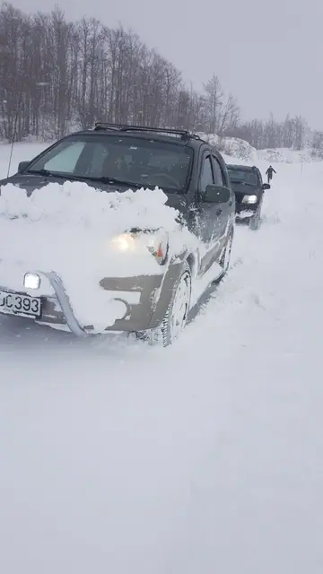 Prednji dio terenca prekriven debelim slojem snijega