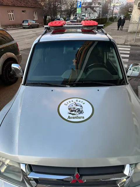 Prednji dio vozila sa oznakom 4×4 Avantura