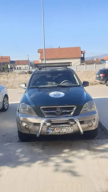 Prednji pogled na terenac na sunčanom parkingu