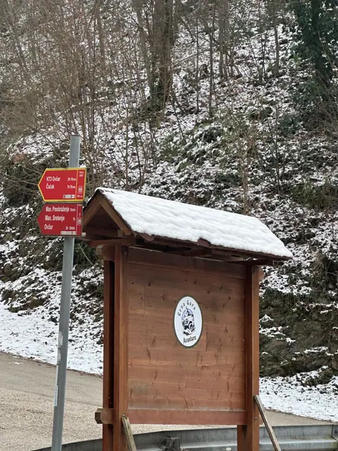Tabla kod Manastira Sretenje u snježnoj šumi
