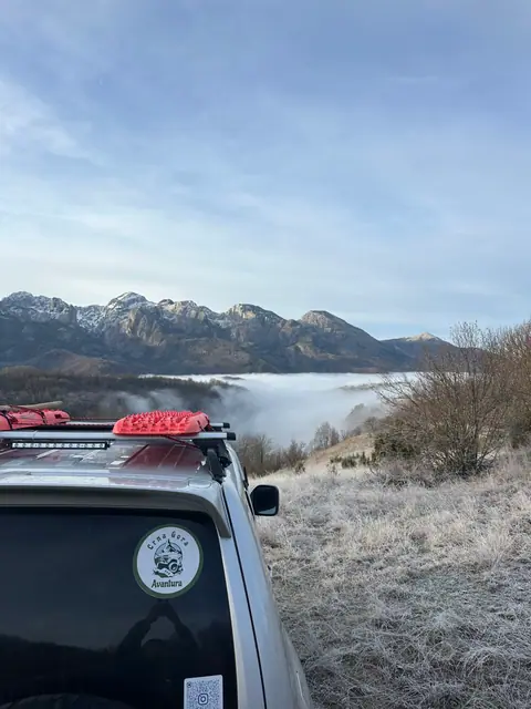 Terenac ispred jezera i planina u zimskom predjelu
