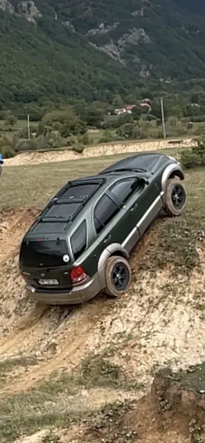 Terenac na kamenitom usponu u planini
