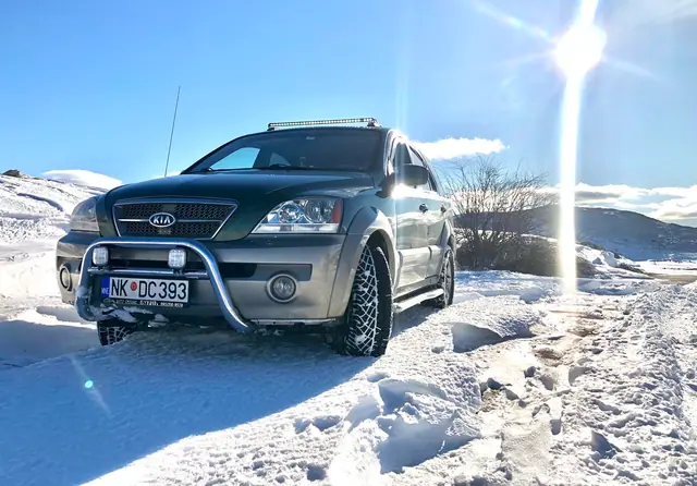 Terenac na snijegu osvijetljen zimskim suncem