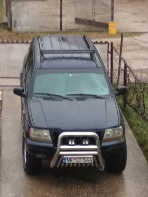 Terenac sa krovnim nosačem i zaštitnim branikom