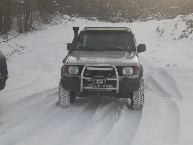 Terenac sa krovnom opremom na snježnom šumskom putu