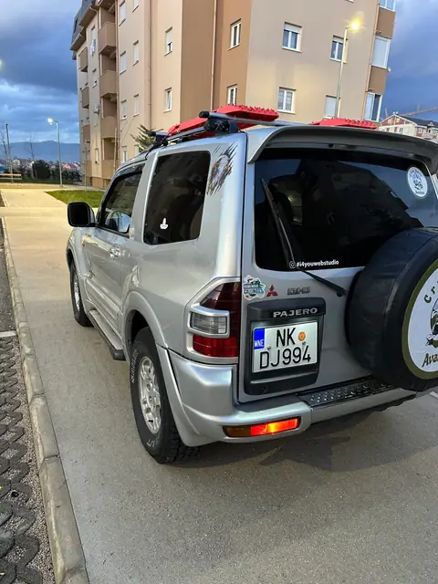 Terenac sa rezervnim točkom i oznakom udruženja