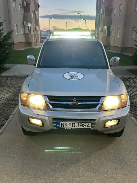 Terenac sa upaljenim farovima u naselju