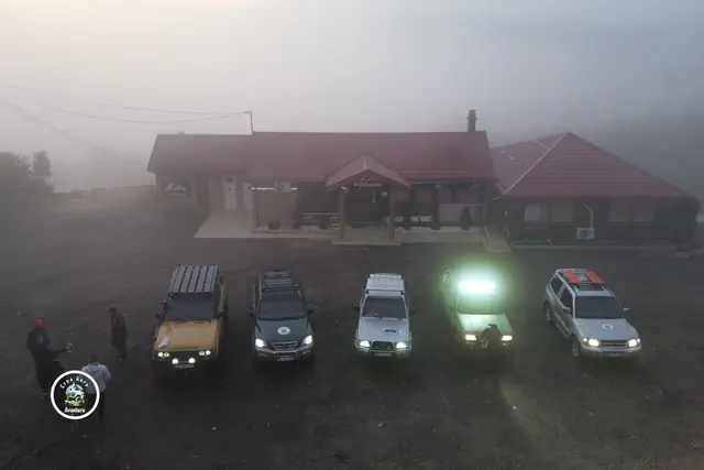 Terenaci ispred planinskog objekta u magli