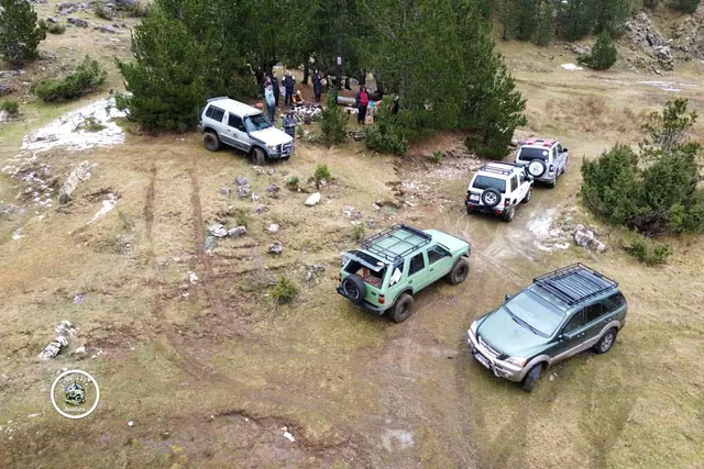 Terenaci na čistini pored šumskog mjesta za predah