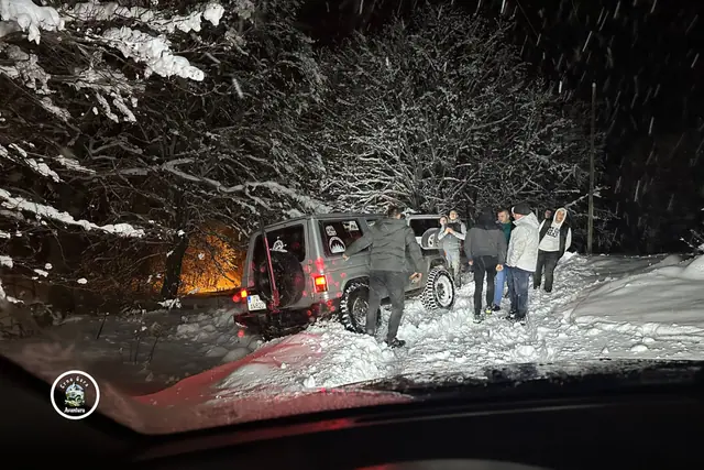 Učesnici zimske vožnje pored terenaca u šumi