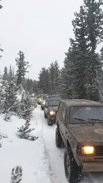 Vozila u koloni na uskom zimskom putu