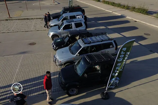 Vozila udruženja poređana na parkingu prije polaska