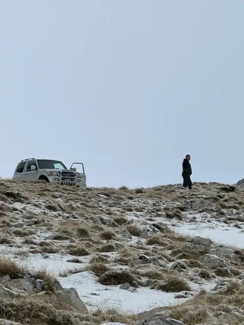 Vozilo i učesnik vožnje na snježnoj planinskoj padini