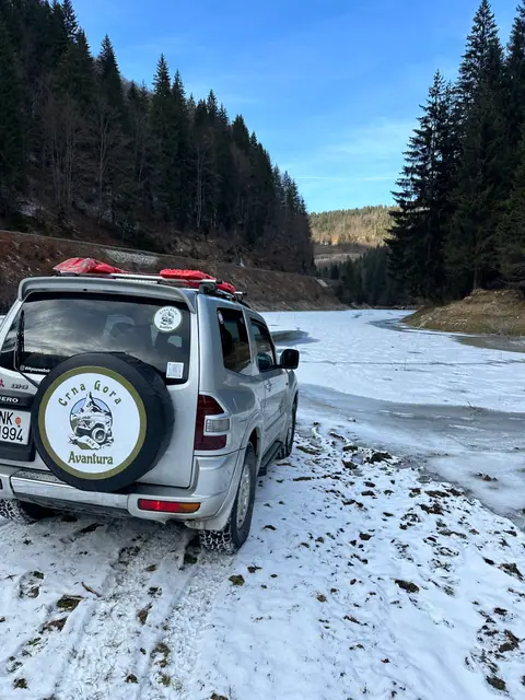 Vozilo na snježnom putu pored jezera Kokin Brod