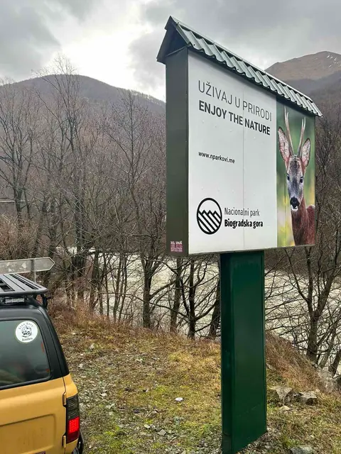 Vozilo pored table Nacionalnog parka Biogradska gora