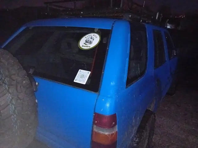 Zadnji dio plavog terenca sa oznakom udruženja