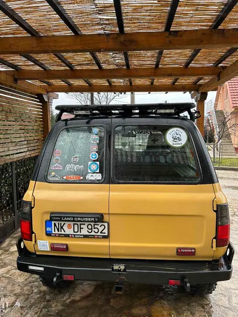 Zadnji dio žutog terenca sa opremom za ekspedicije