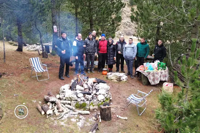 Zajednička fotografija uz sto i ognjište u šumi