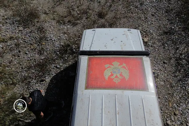 Zastava Crne Gore na krovu terenskog vozila