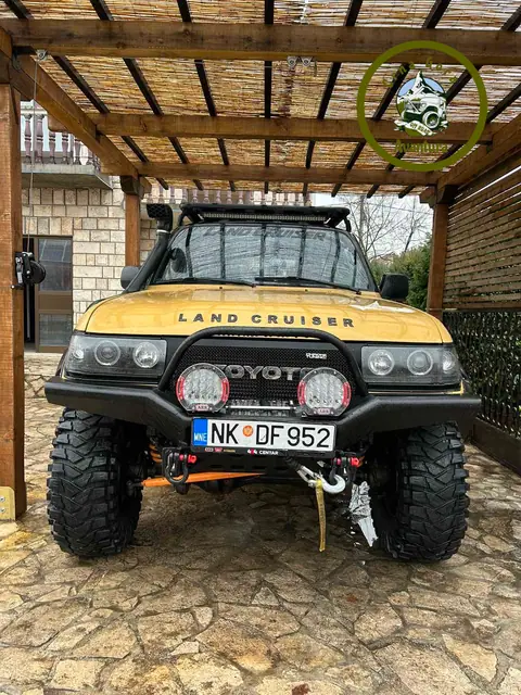 Žuti terenac sa zaštitnim branikom pod nadstrešnicom